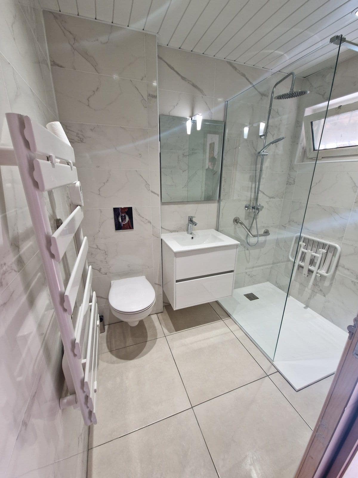 Salle de bain marbre blanc avec vasque suspendue
