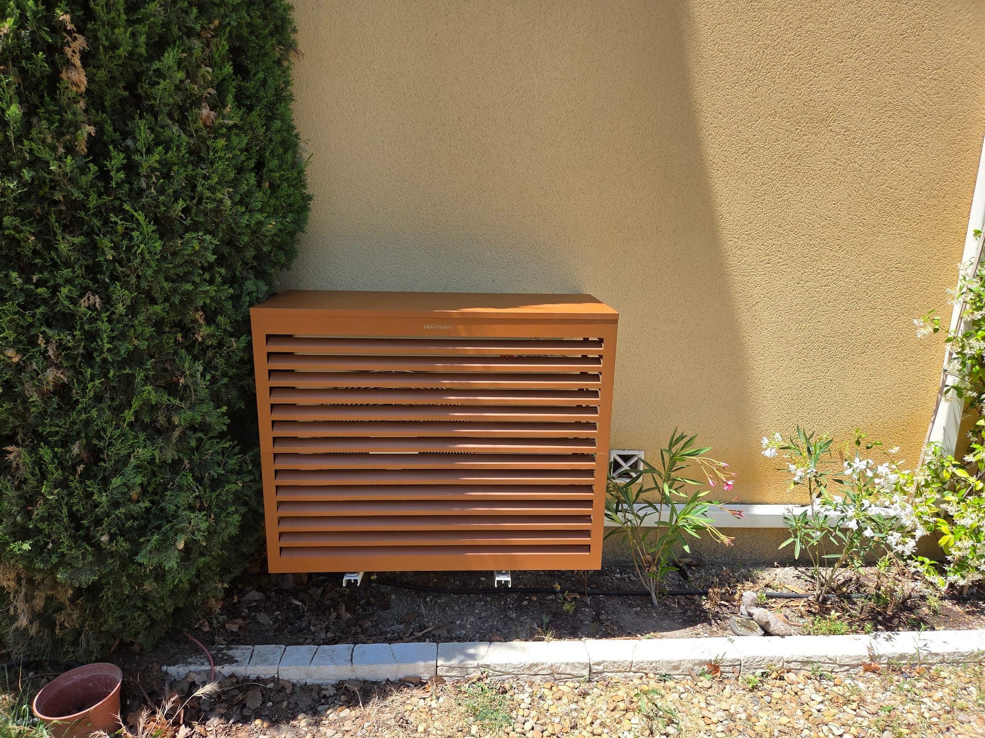 Cache aluminium à lattes ventilées habillant un groupe extérieur de climatisation — intégration discrète à Pélissanne