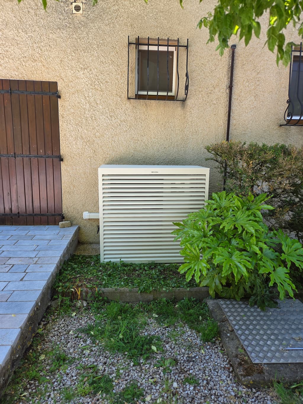 Détail technique cache déco climatisation — habillage groupe extérieur Lançon-Provence