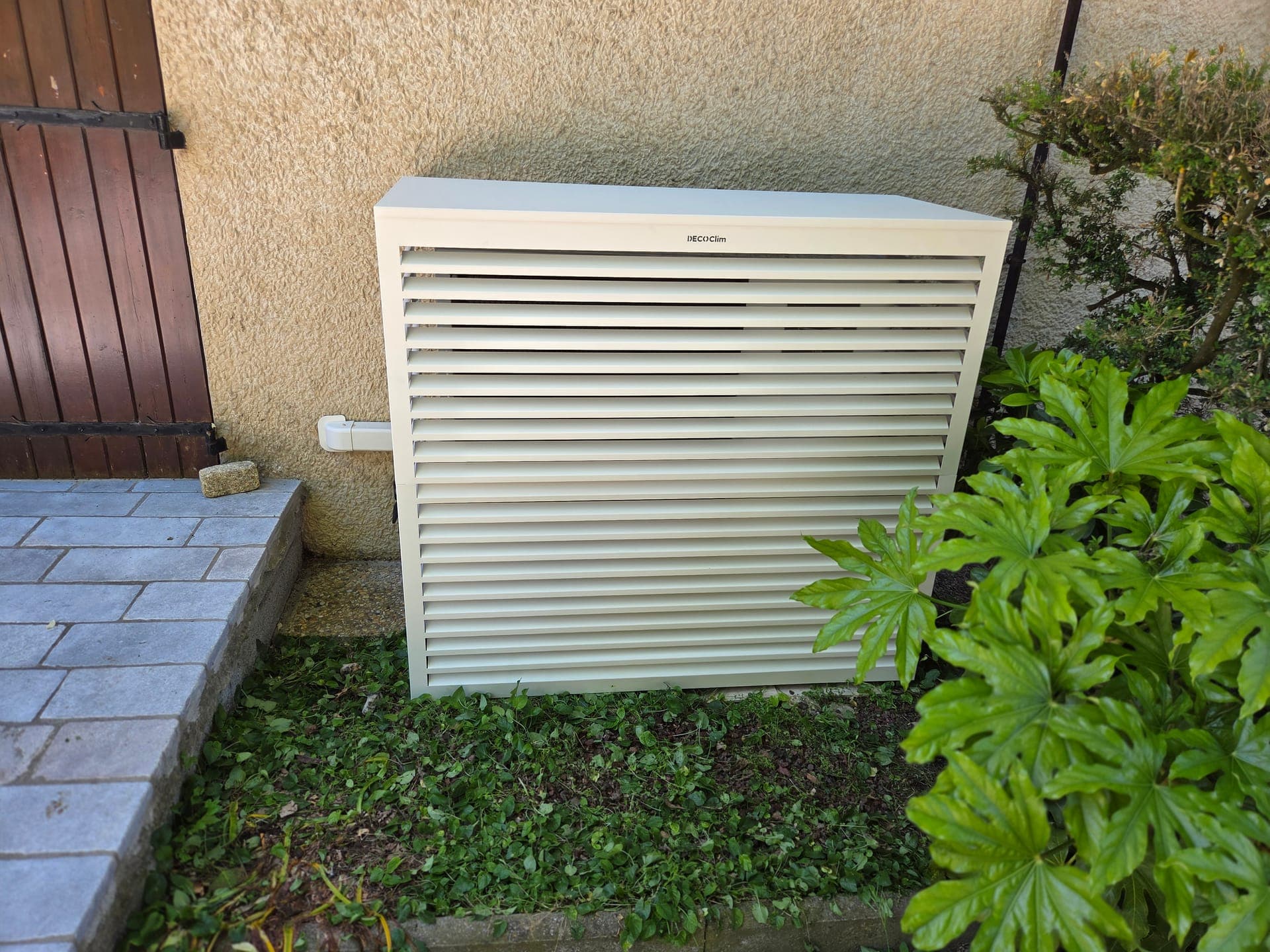 Habillage déco groupe extérieur climatisation — cache à lattes ventilées Salon-de-Provence