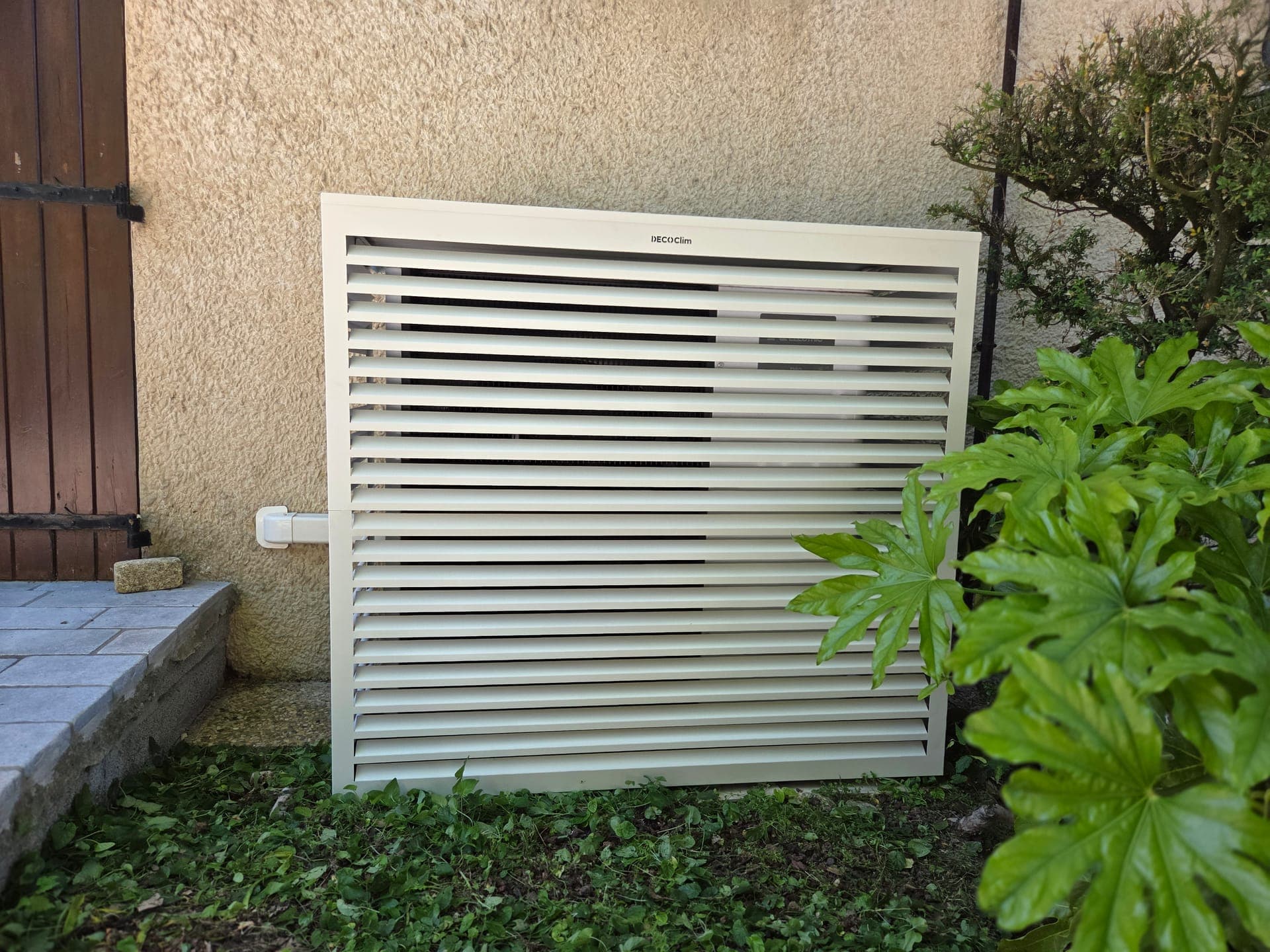Cache déco sur mesure habillant un groupe extérieur de climatisation à Lançon-Provence — finition esthétique soignée