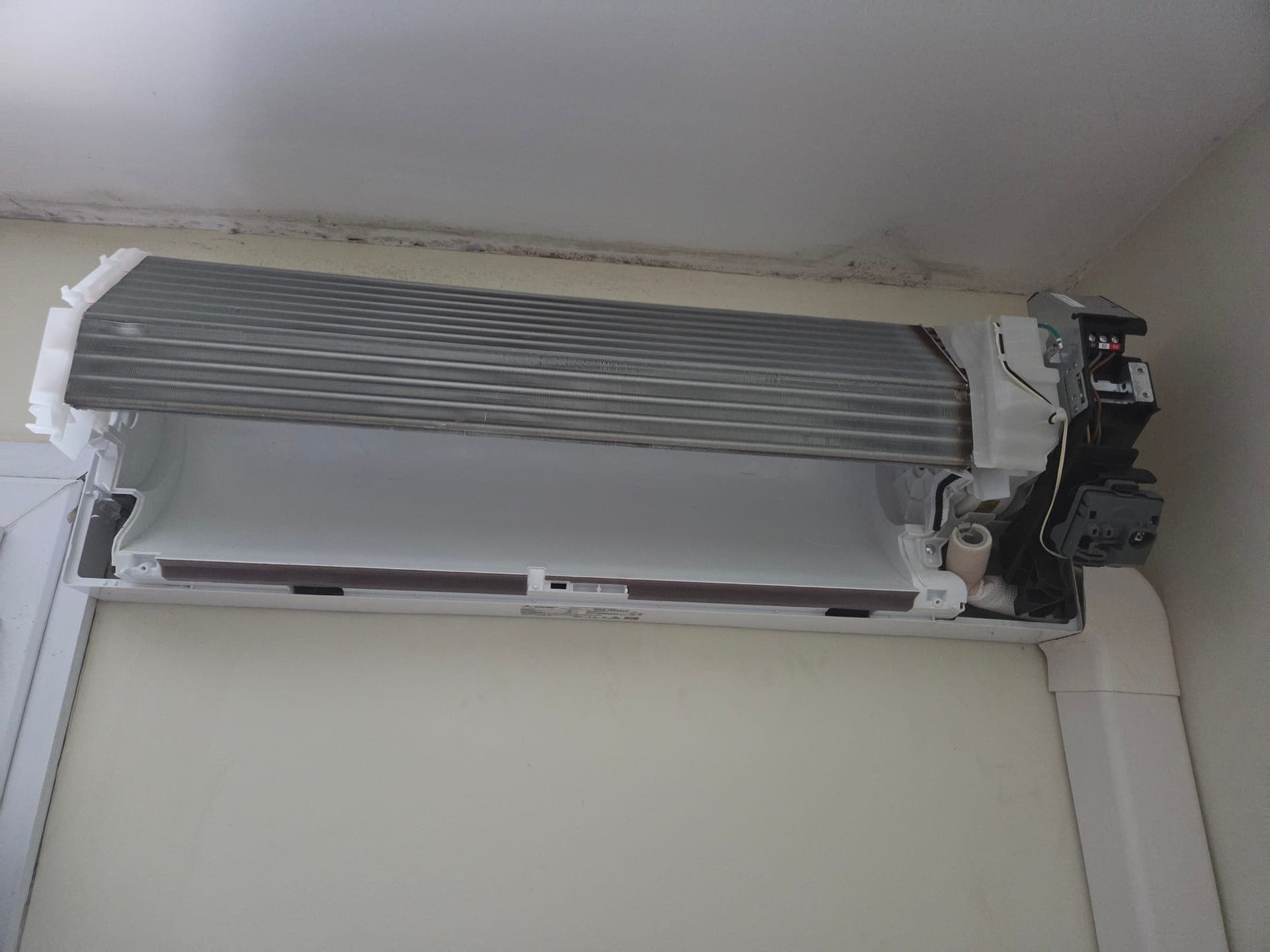 Entretien préventif climatisation : split mural ouvert pour nettoyage des ailettes — entretien annuel obligatoire