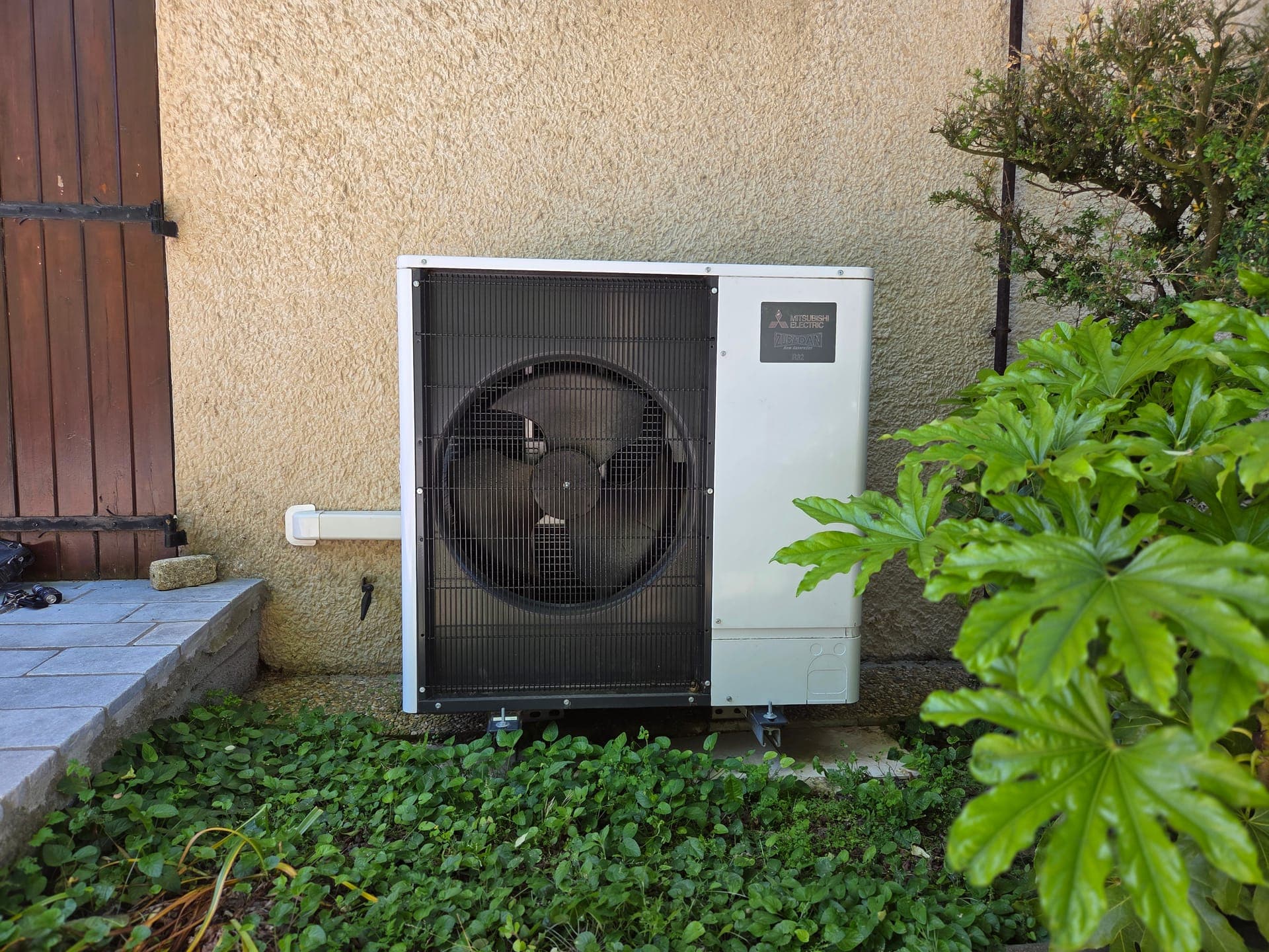 Groupe extérieur Mitsubishi Electric sans cache — installation avant habillage