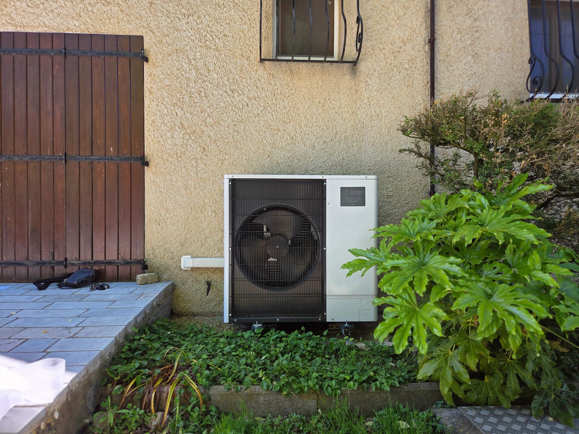 Groupe extérieur Mitsubishi Electric installé en façade pavillon — climatisation Salon-de-Provence