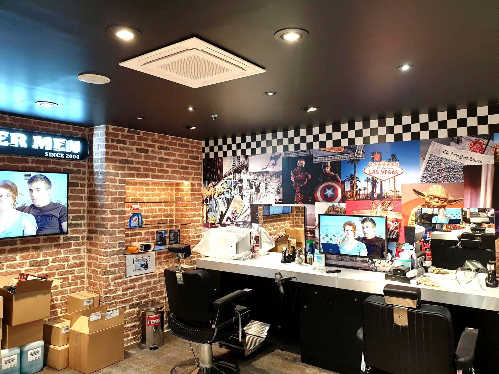 Bar / cuisine avec TV encastrée et éclairage LED domotique