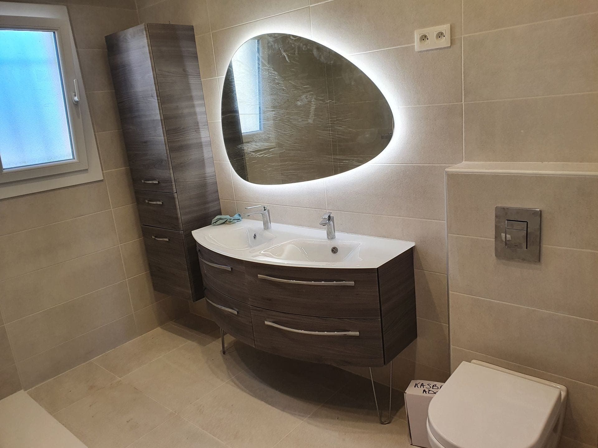Vasque ovale et miroir LED organique — réalisation à Pélissanne