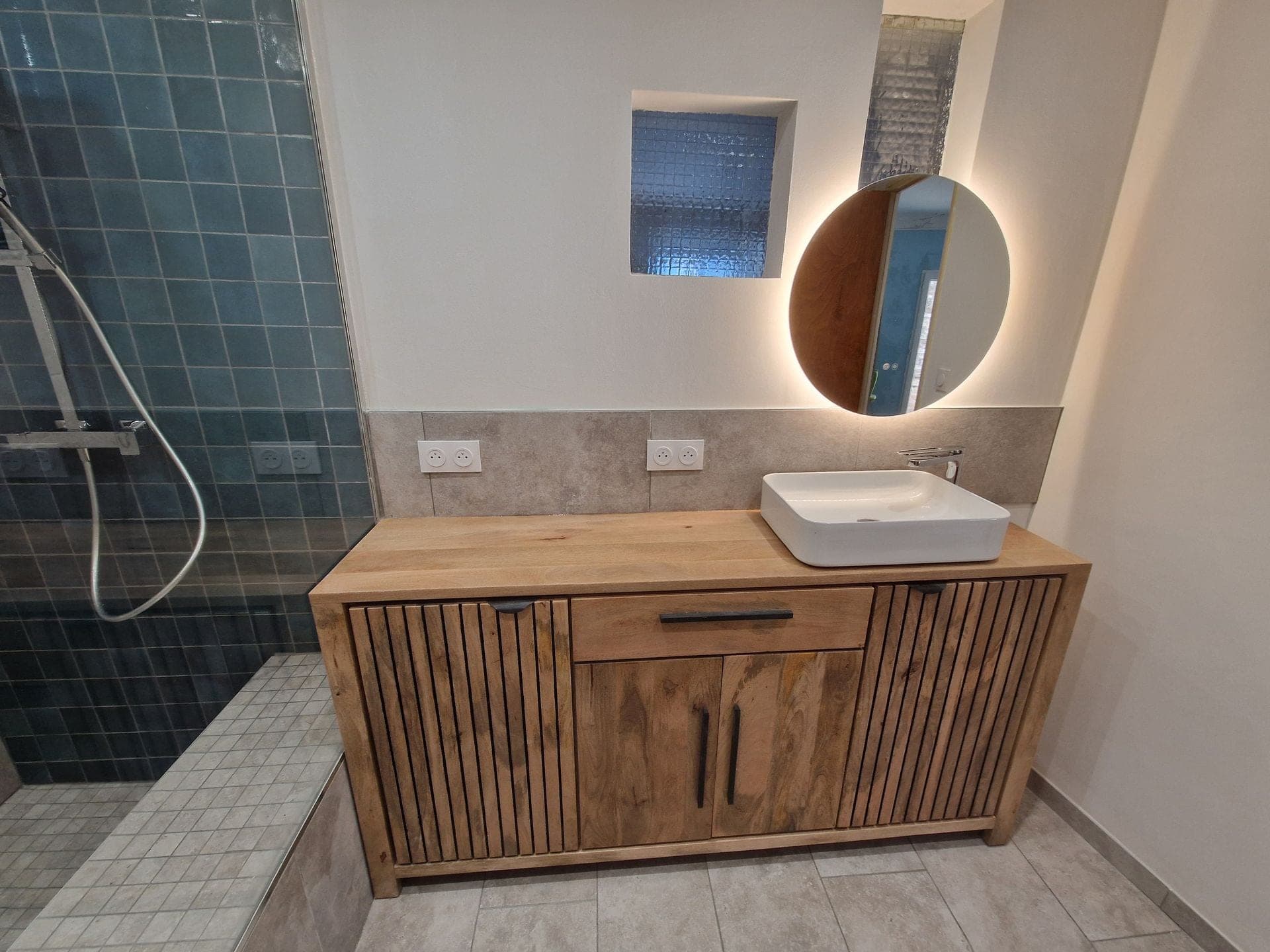 Vasque bois massif et miroir rond rétro — chantier Pélissanne