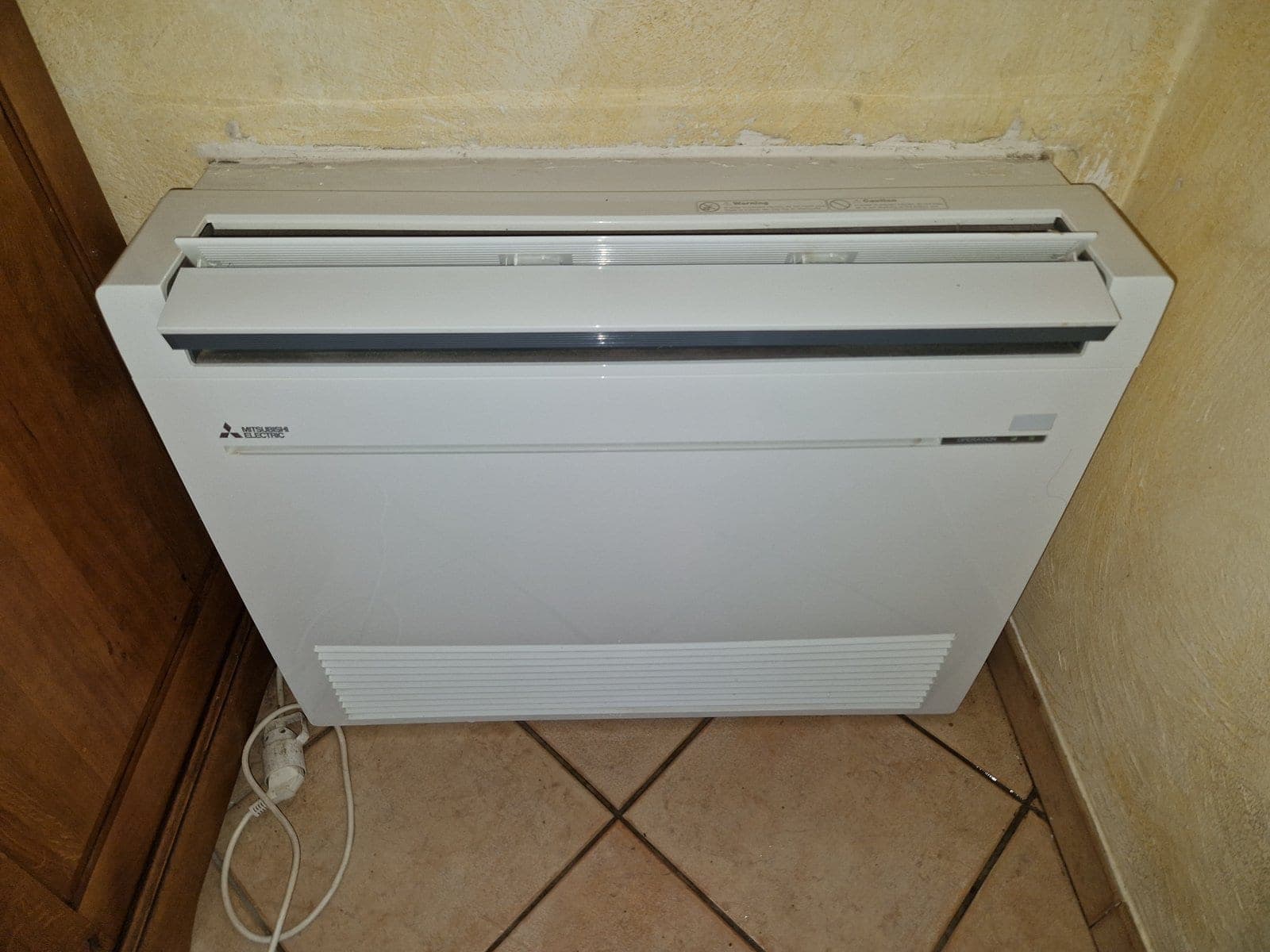 Console Mitsubishi au sol — réalisation à Pélissanne