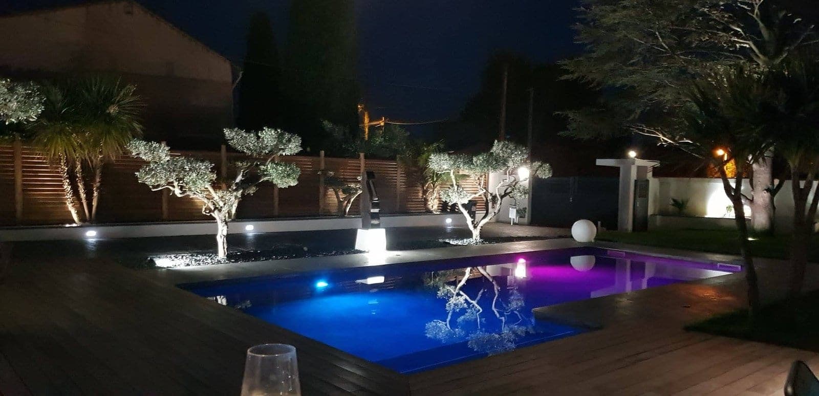 Éclairage extérieur piscine — chantier électricien Pélissanne