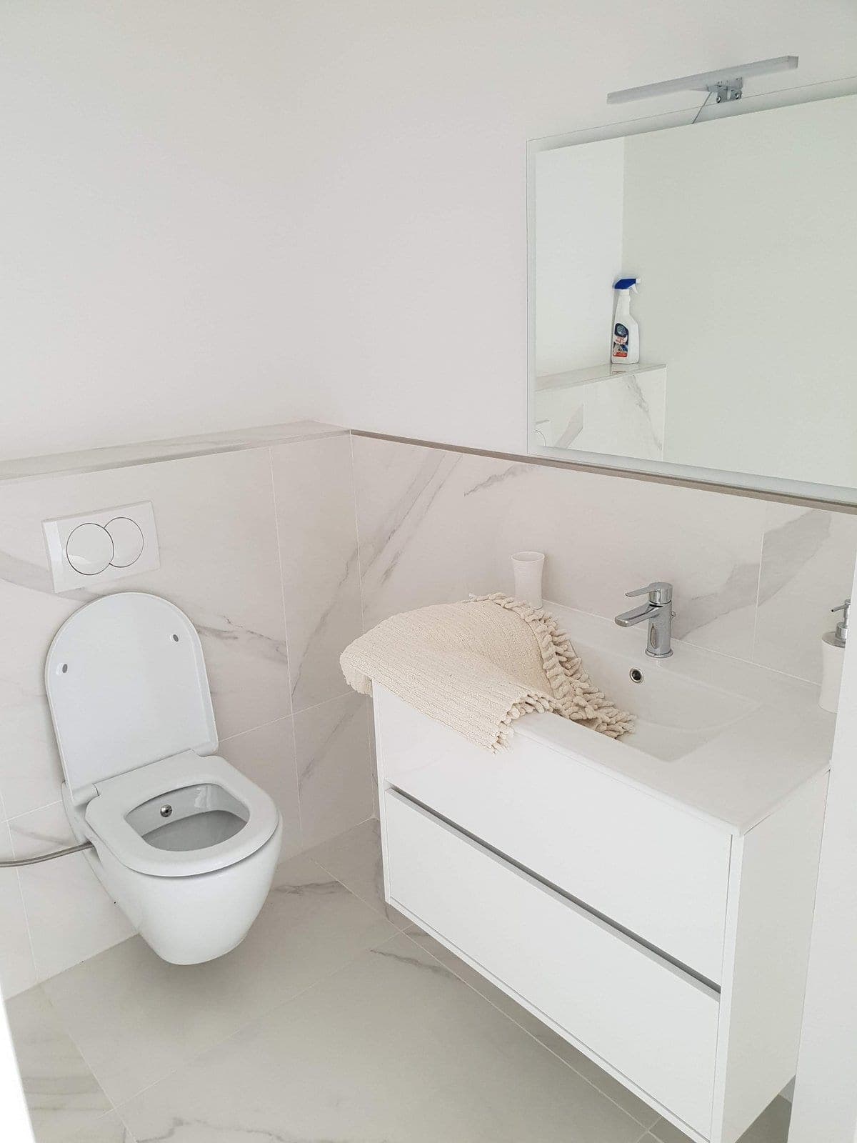 WC suspendu et marbre — chantier plombier Salon-de-Provence