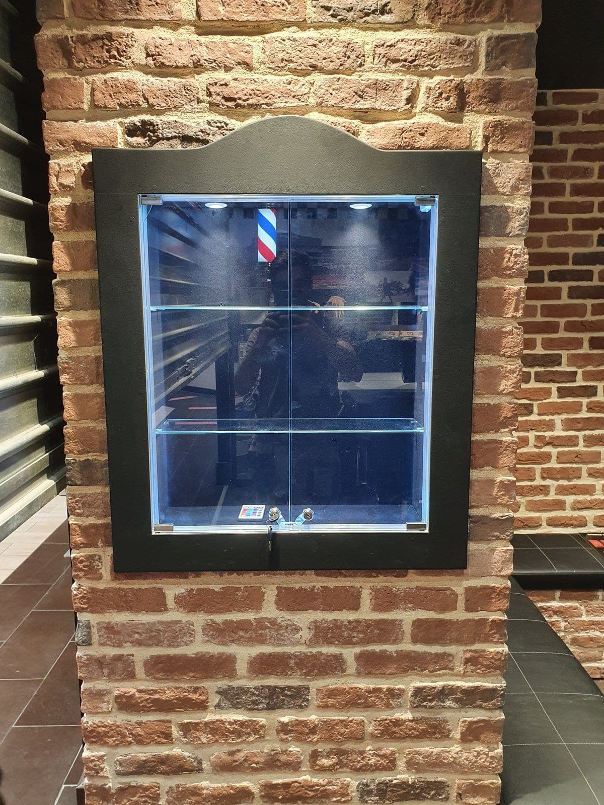 Vitrine d'un commerce avec installation alarme et caméra