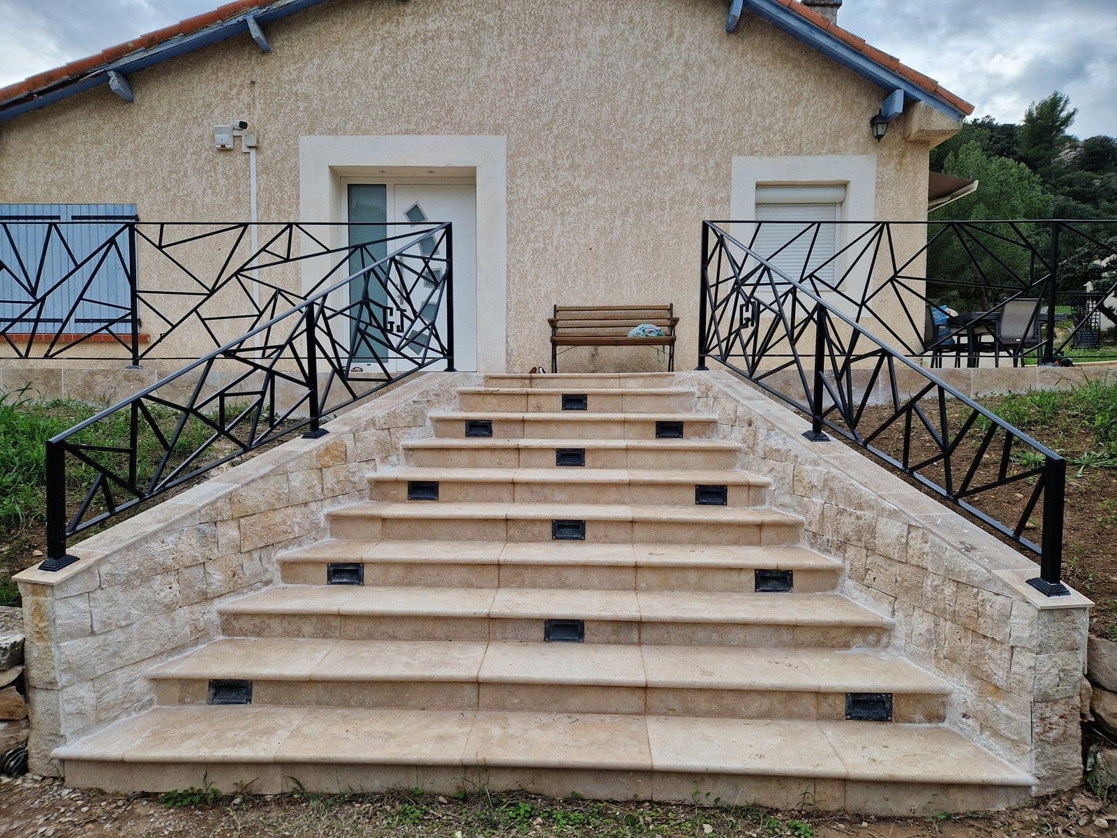 Escalier extérieur avec spots LED encastrés dans les marches