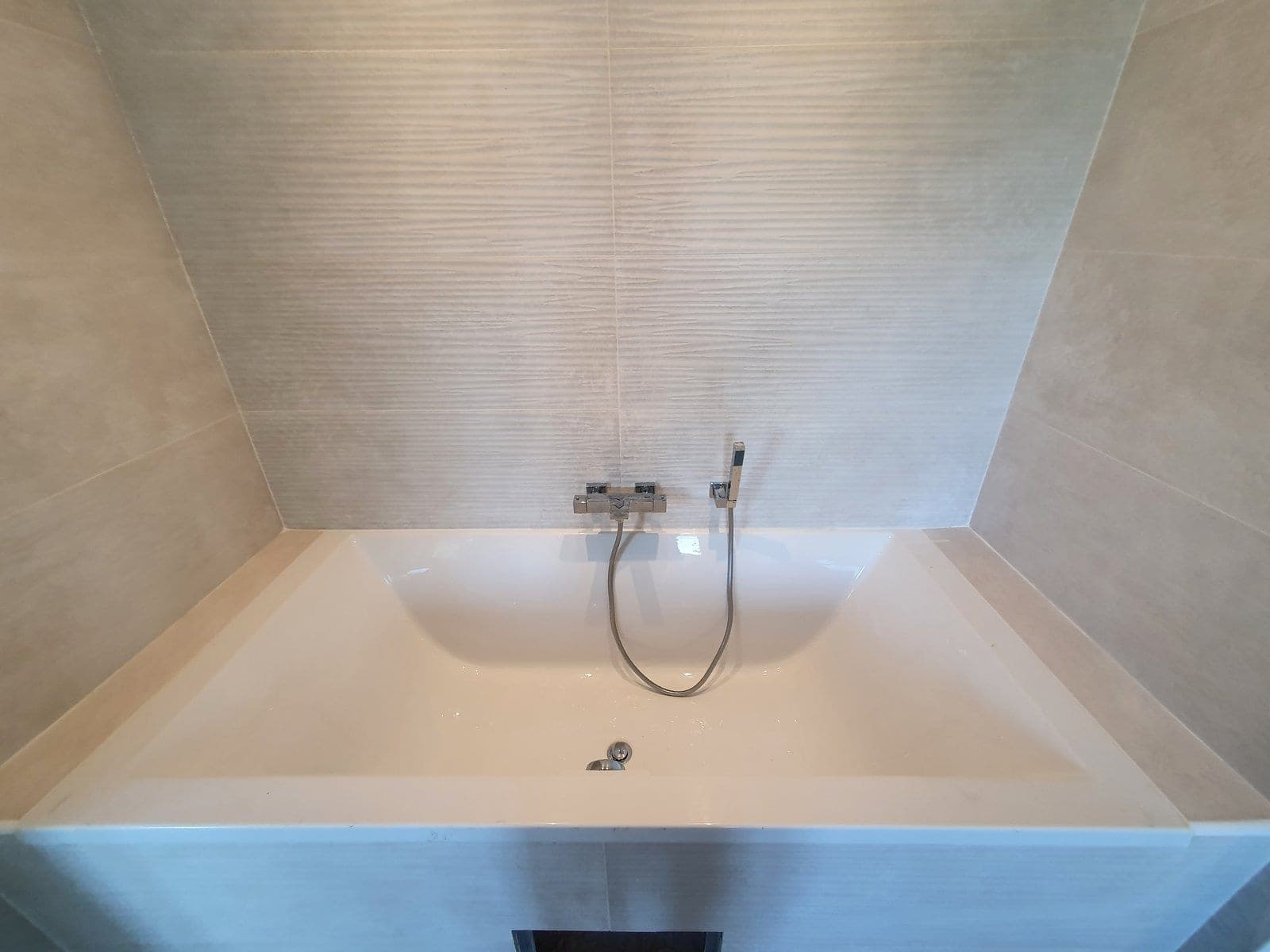 Baignoire avec robinetterie thermostatique