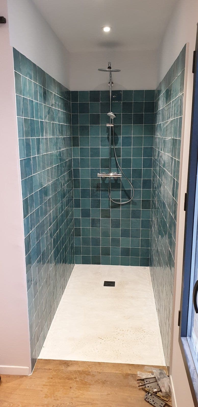 Douche italienne avec faïence verte sur barre de robinetterie
