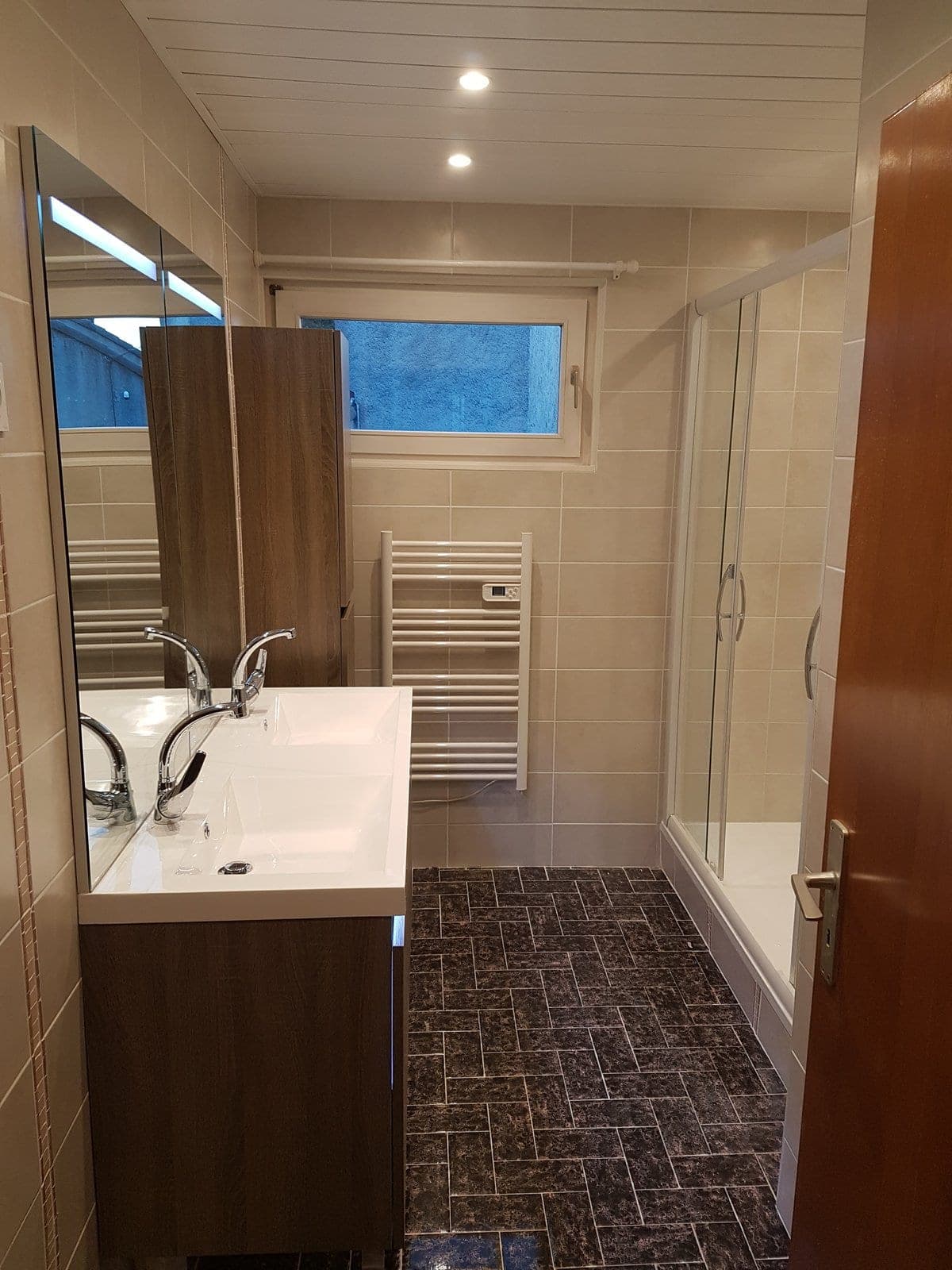 Salle de bain mêlant bois massif et marbre