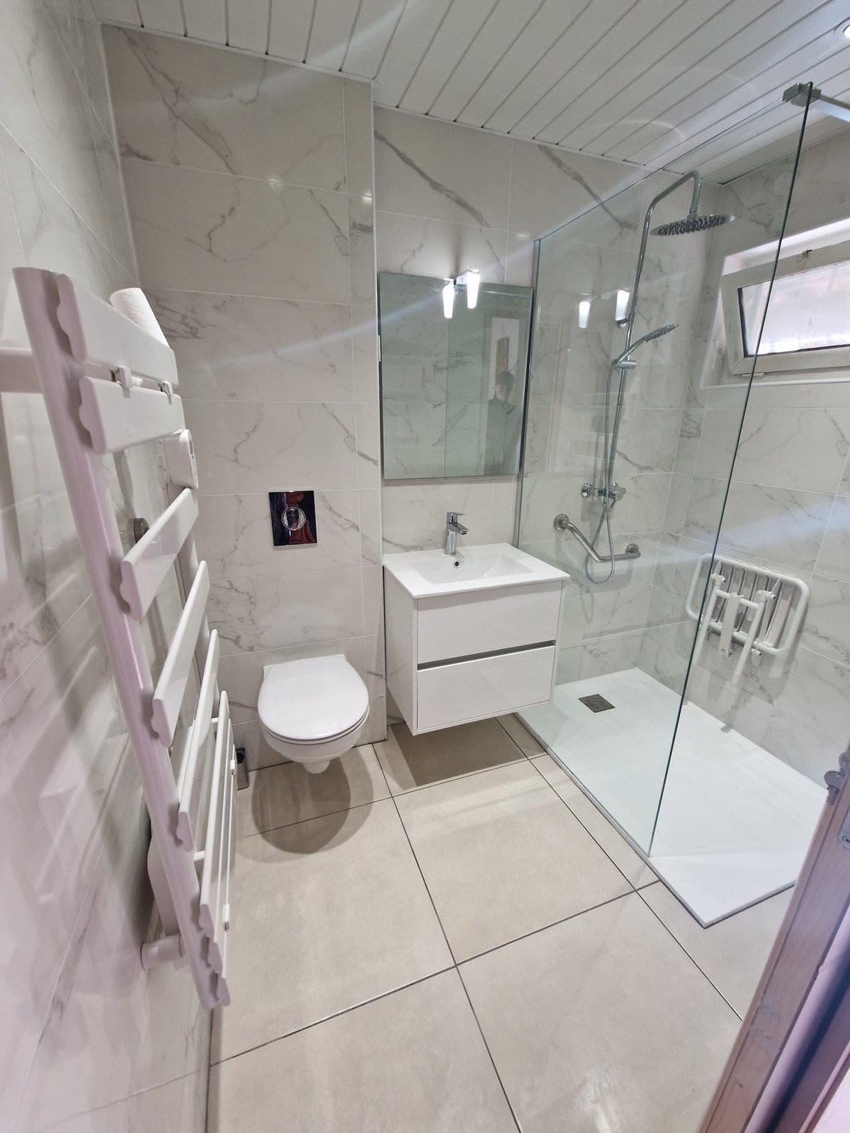Salle de bain marbre blanc avec vasque suspendue