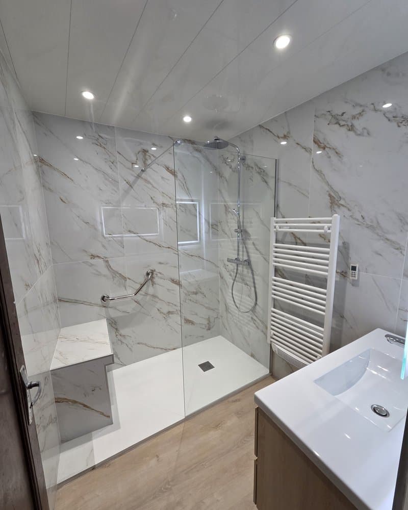 Salle de bain moderne marbre veiné après rénovation par AECP à Salon-de-Provence