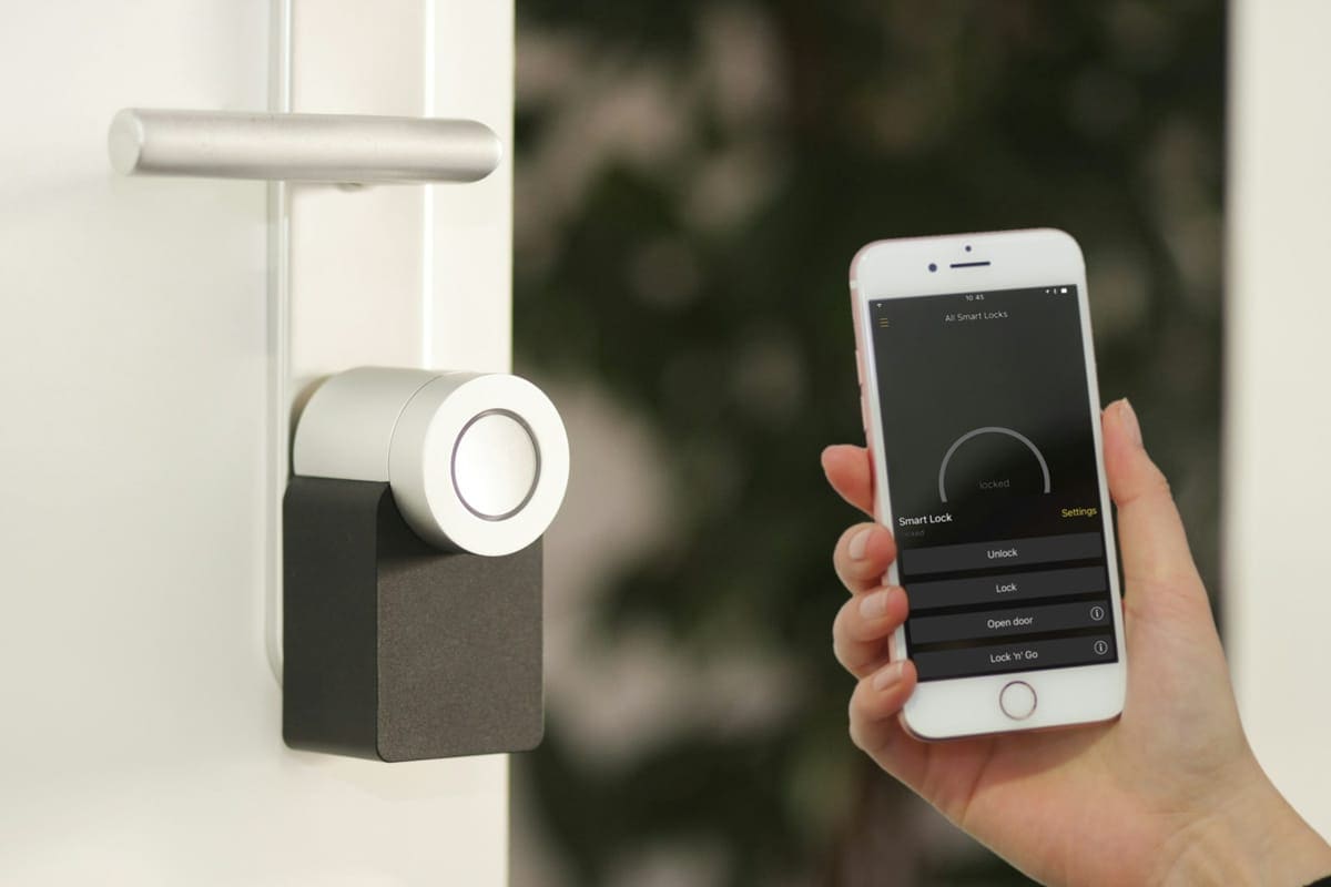 Serrure connectée pilotée depuis un smartphone — domotique Salon-de-Provence