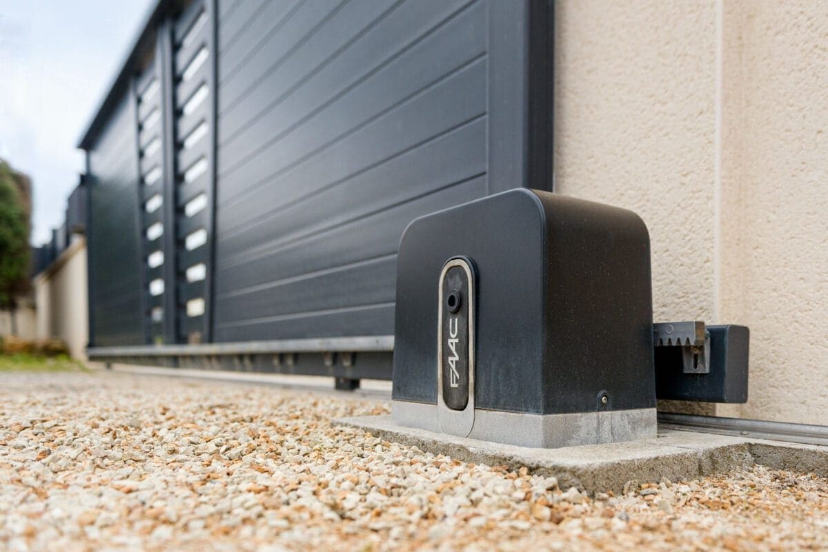 Motorisation pour portail coulissant installée par AECP — automatisme à Salon-de-Provence