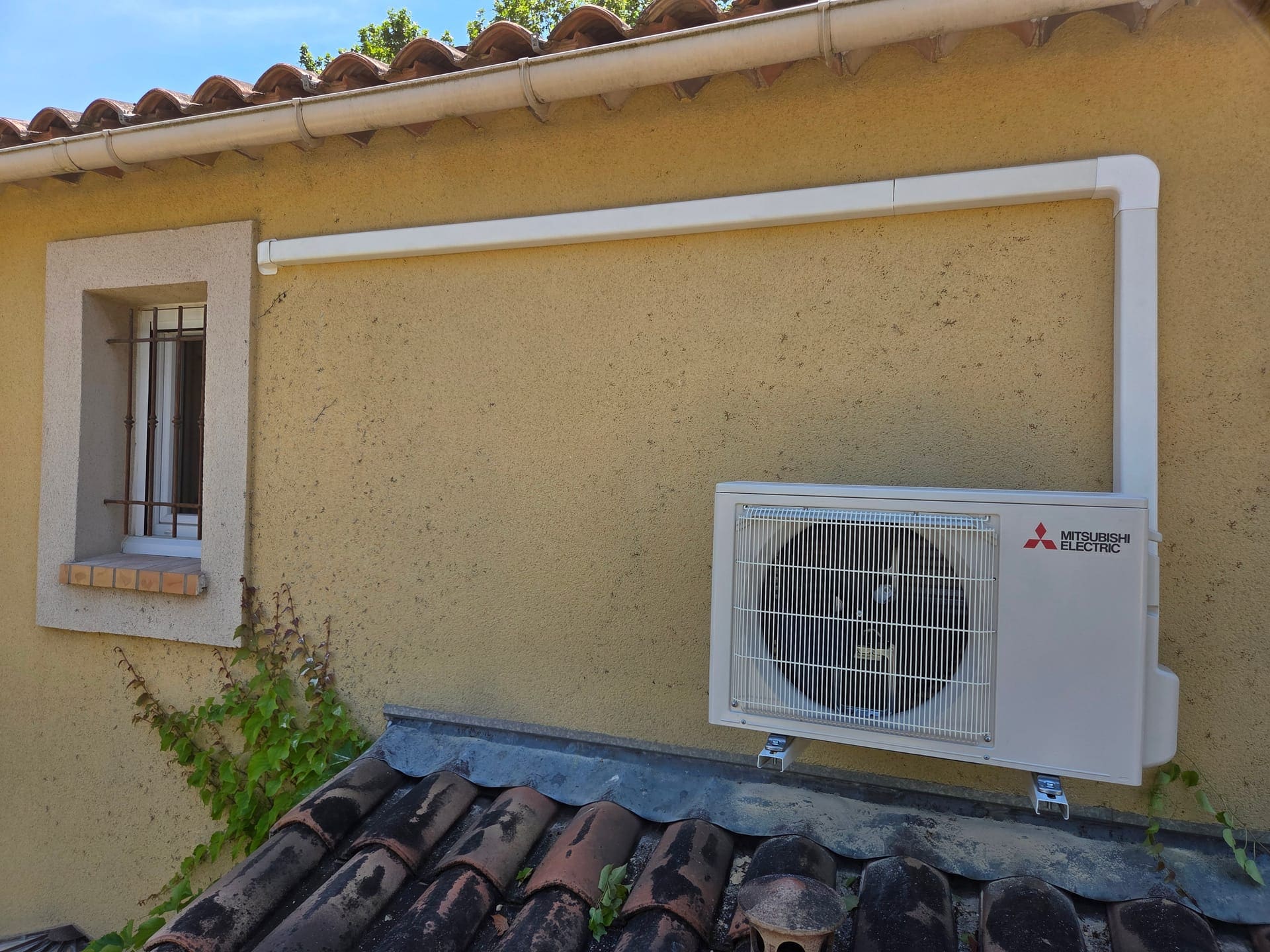 Pose de climatisation Mitsubishi Electric avec goulotte de liaison alignée le long de la façade — finition propre