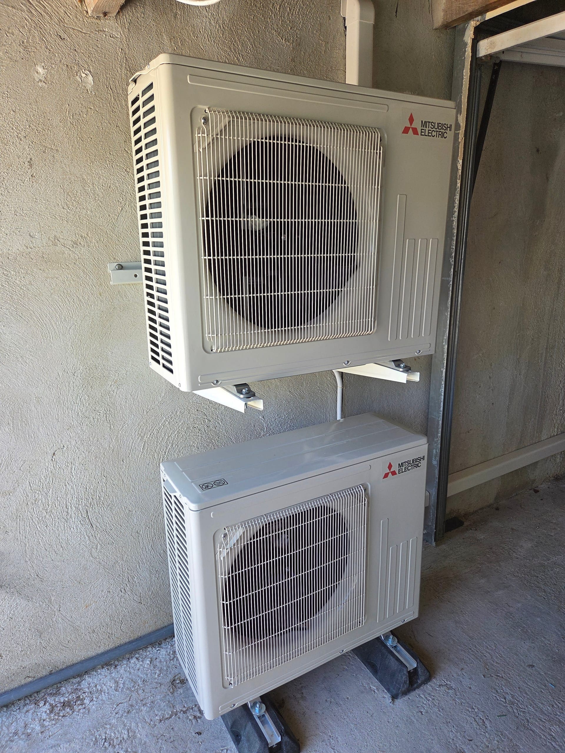 Multi-split climatisation Mitsubishi Electric — deux groupes extérieurs sur terrasse