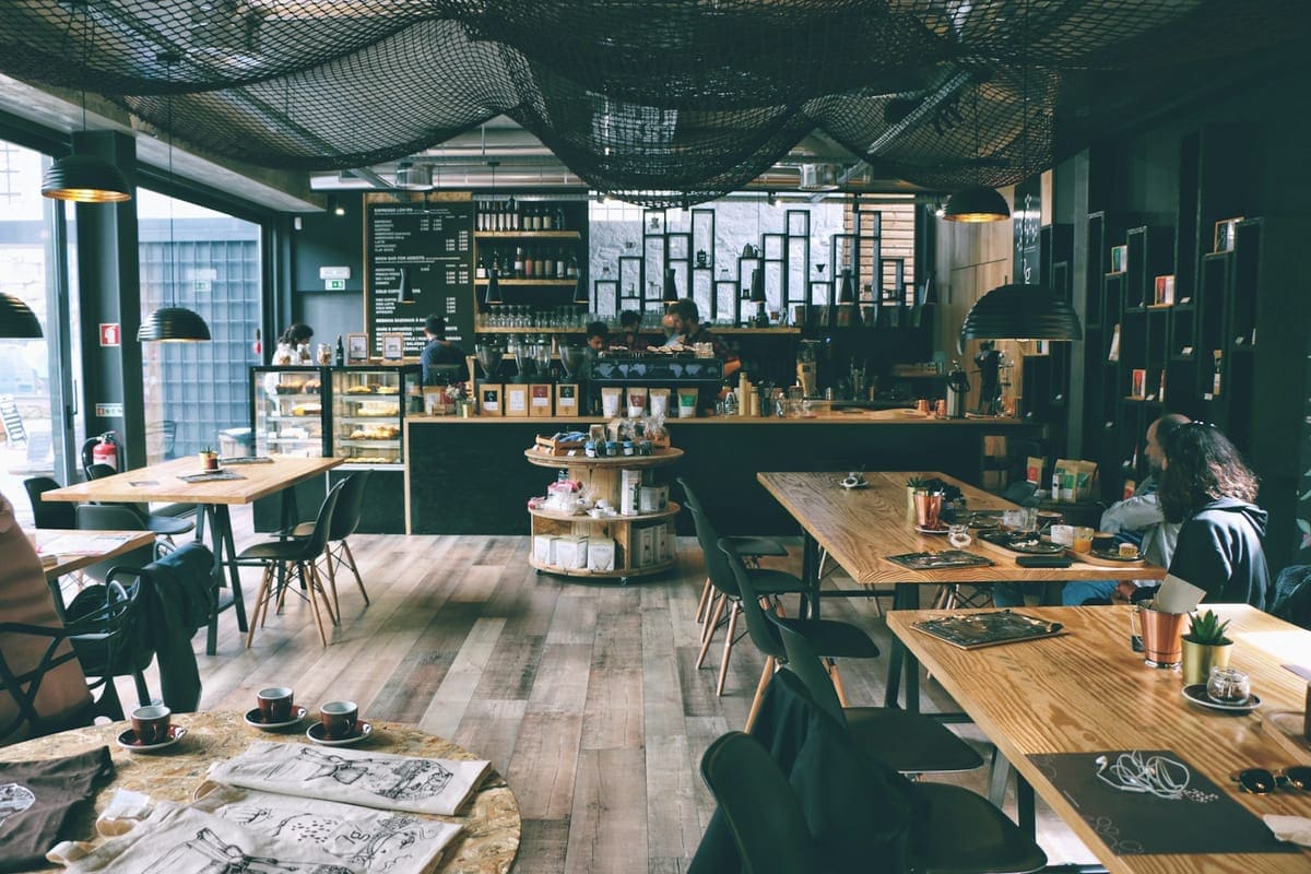 Intérieur de café-restaurant — installation électrique commerce ERP Salon-de-Provence