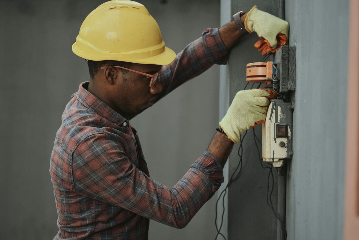 Électricien intervenant sur un boîtier — dépannage électrique 13680