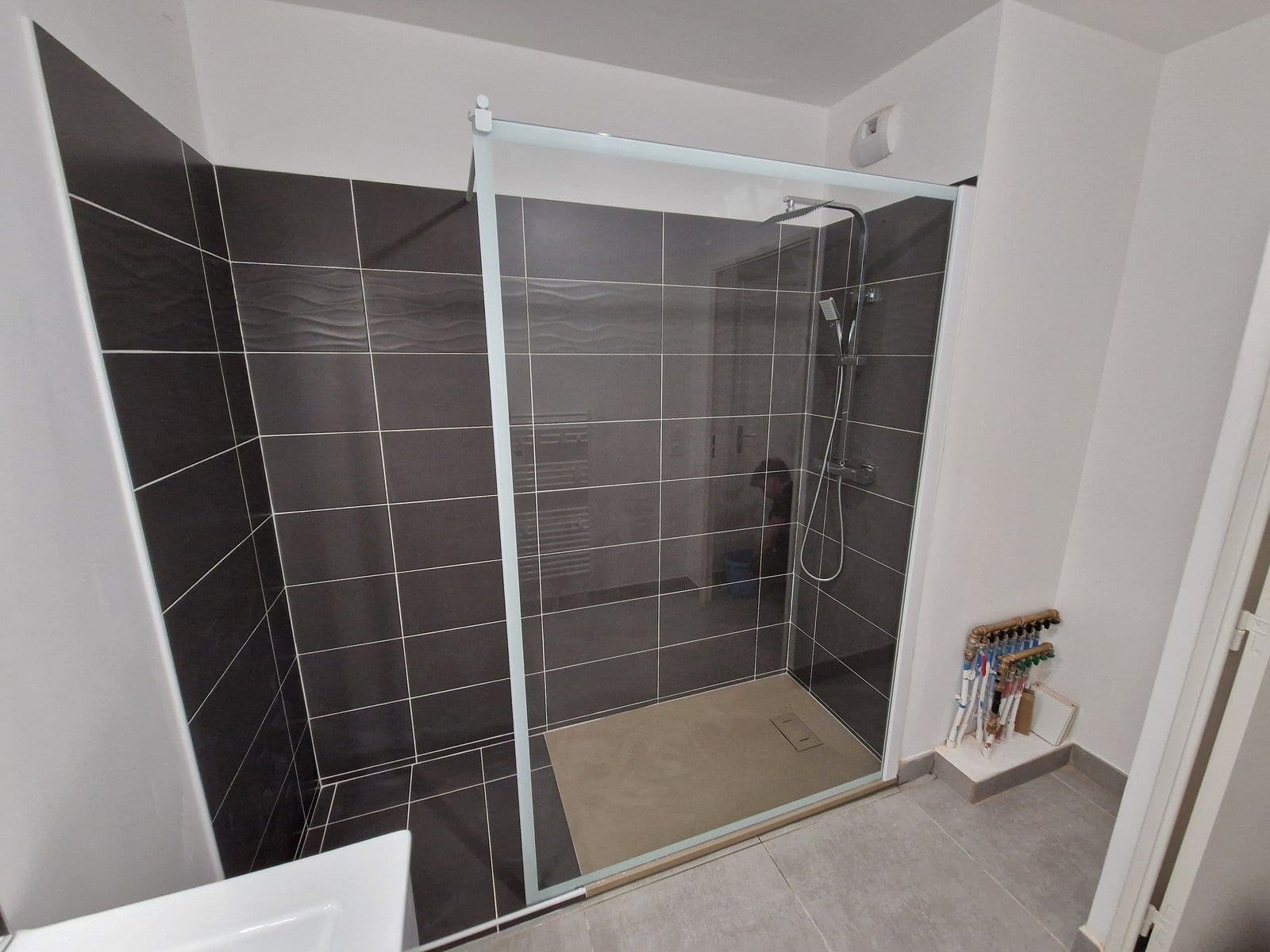 Douche italienne de plain-pied avec paroi vitrée — adaptation PMR Lançon-Provence