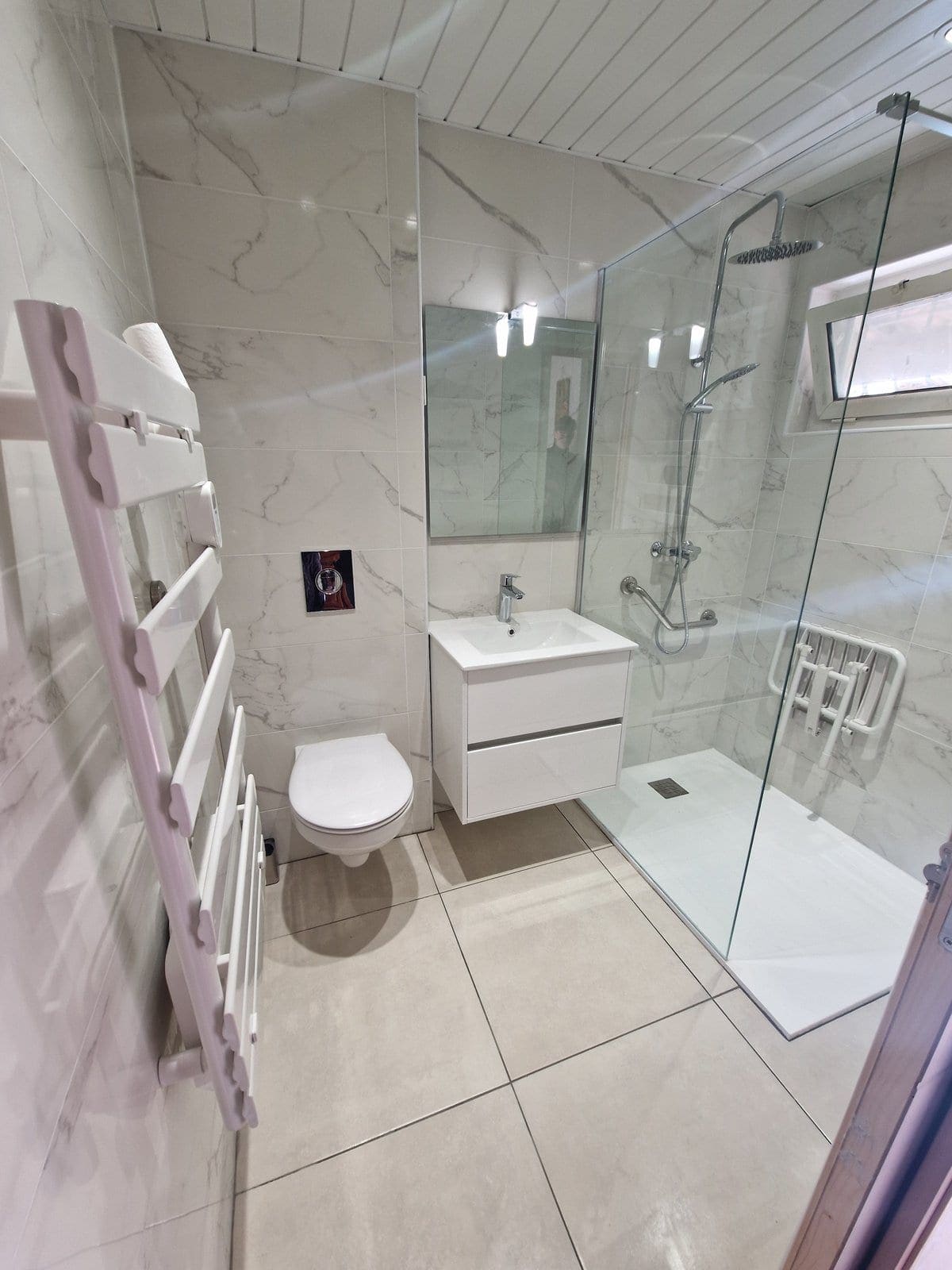Rénovation salle de bain marbre blanc avec vasque suspendue — plombier Salon-de-Provence