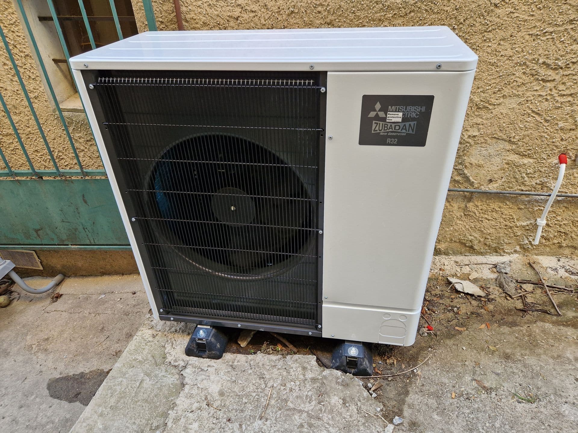 Unité extérieure de climatisation au pied d'une villa