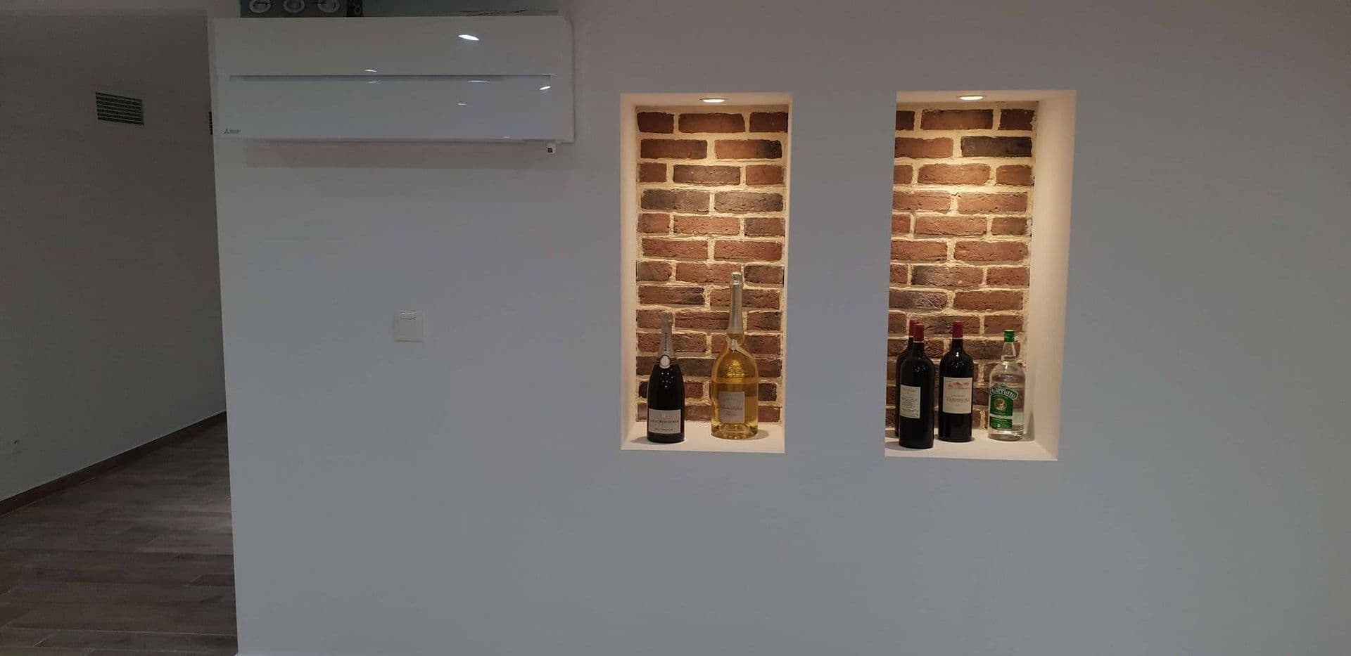 Split mural moderne en séjour