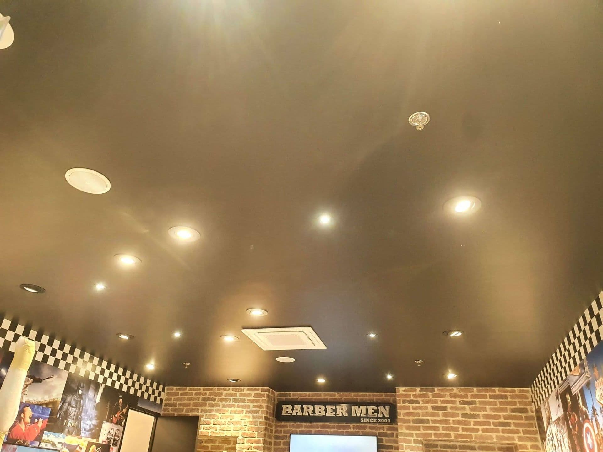 Plafond barbershop — spots et bandeaux LED