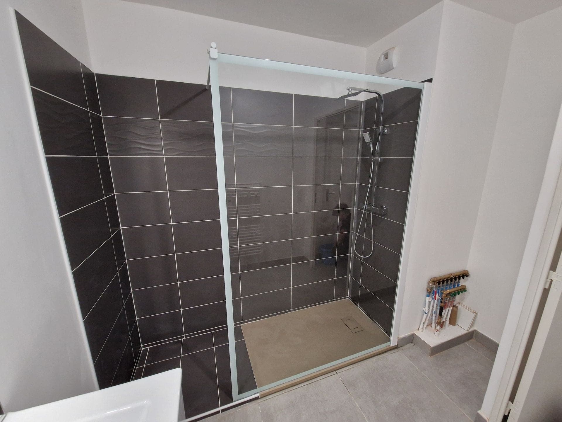 Douche italienne carrelage noir — rénovation salle de bain Grans