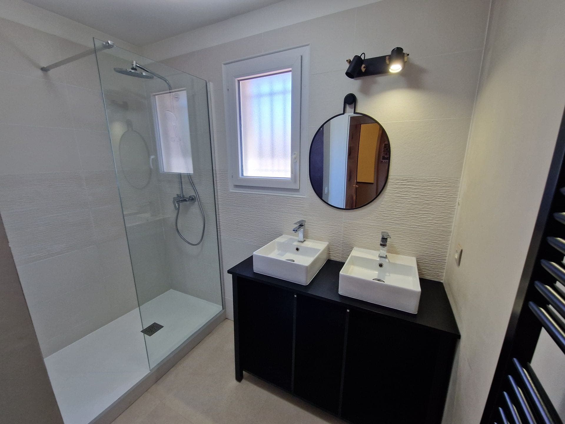 Vasque ronde et douche italienne beige — réalisation Grans